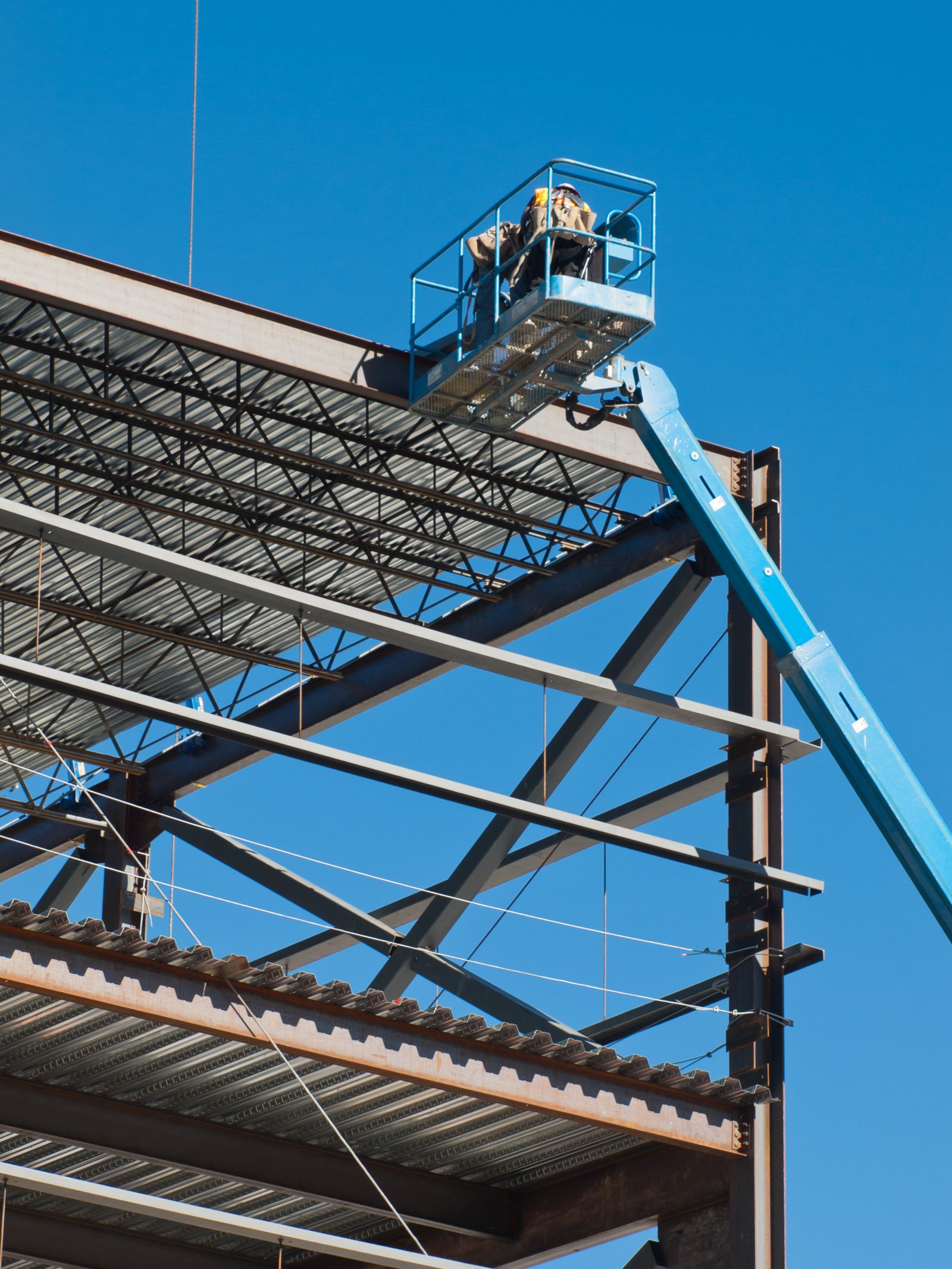 Montaje de estructura metálica en proyecto industrial